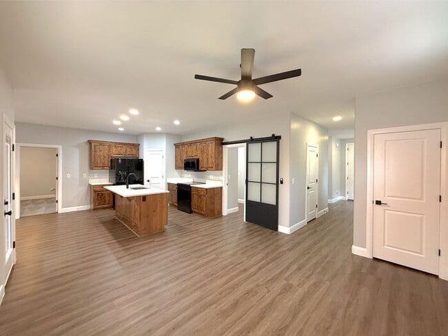 Building Photo - 4 bed, 2.5 bath duplex unit w/2 car garage