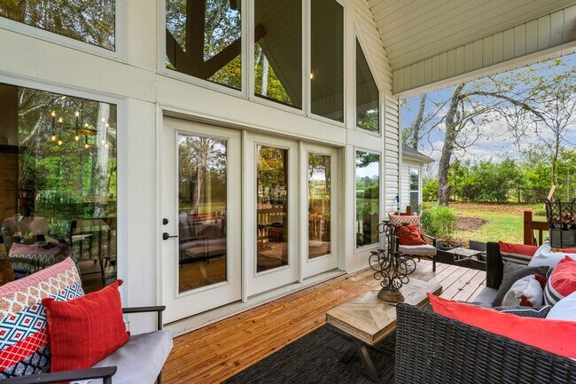 Building Photo - PARK FLEX STAYS-Peaceful 3 Bed, 2 Bath Cou...