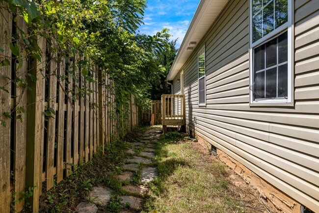 Building Photo - 3-Bedroom Home in West Asheville with Fenc...