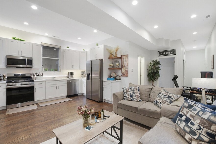 Primary Photo - 2316 W Augusta Blvd