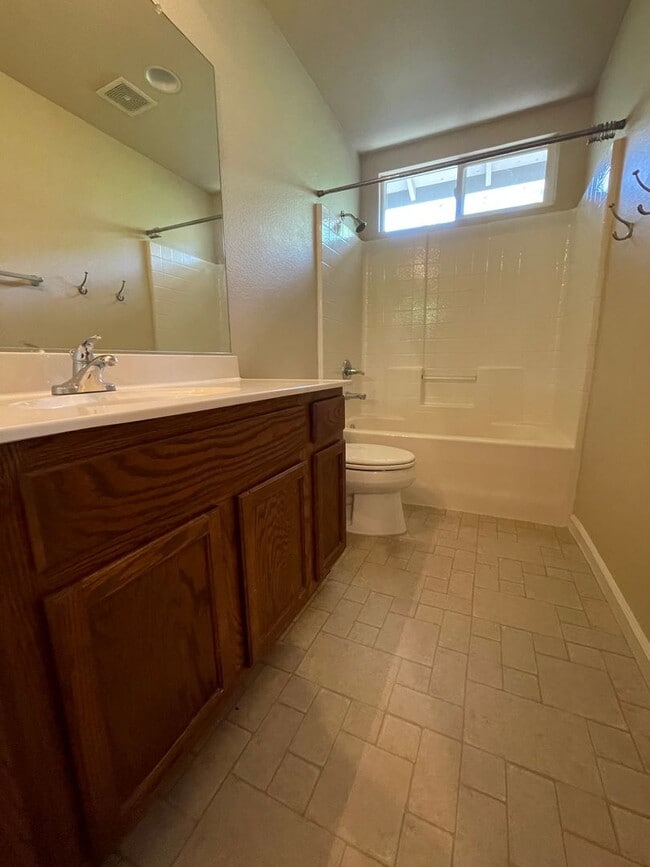 Building Photo - Charming 3-Bedroom Home in Folsom – Move i...