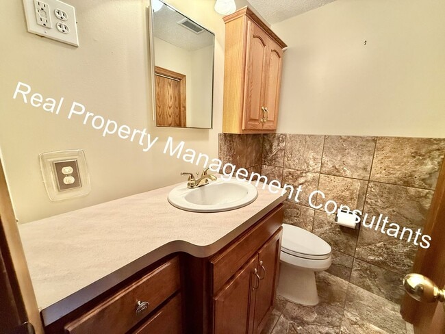 Building Photo - 2 Bedroom, 1.5 Bath Now Available!