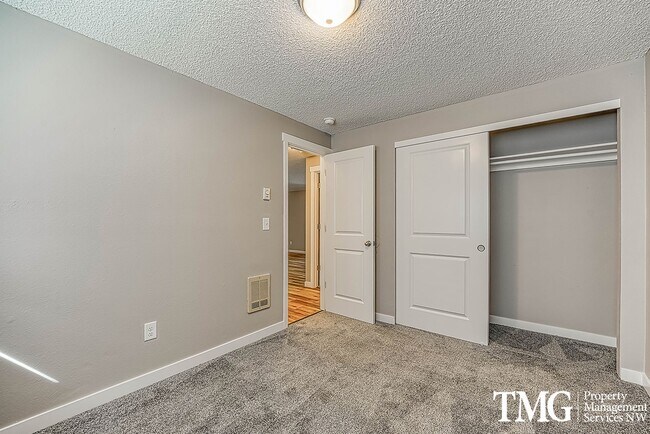 Building Photo - Bright Upper-Level 2 BD with Covered Deck