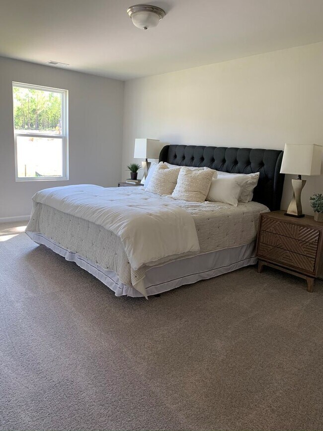 Building Photo - Amazing three bedroom home!