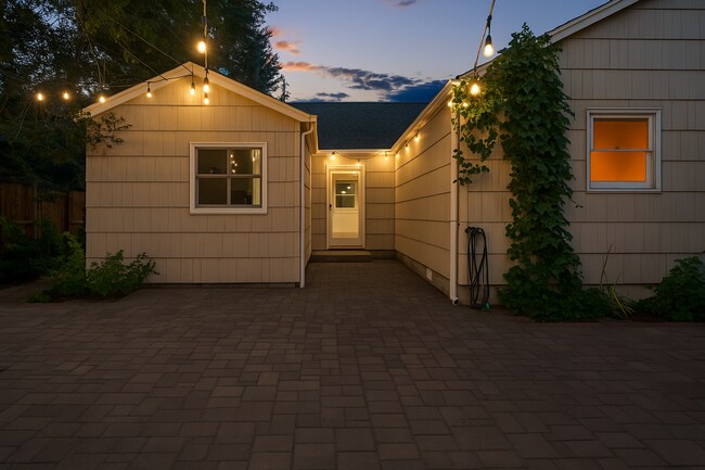 Building Photo - Charming Downtown Home!
