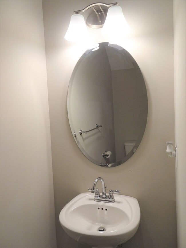 Building Photo - Nice 2 bedroom condo in Promenade@5, Williamsburg for rent.