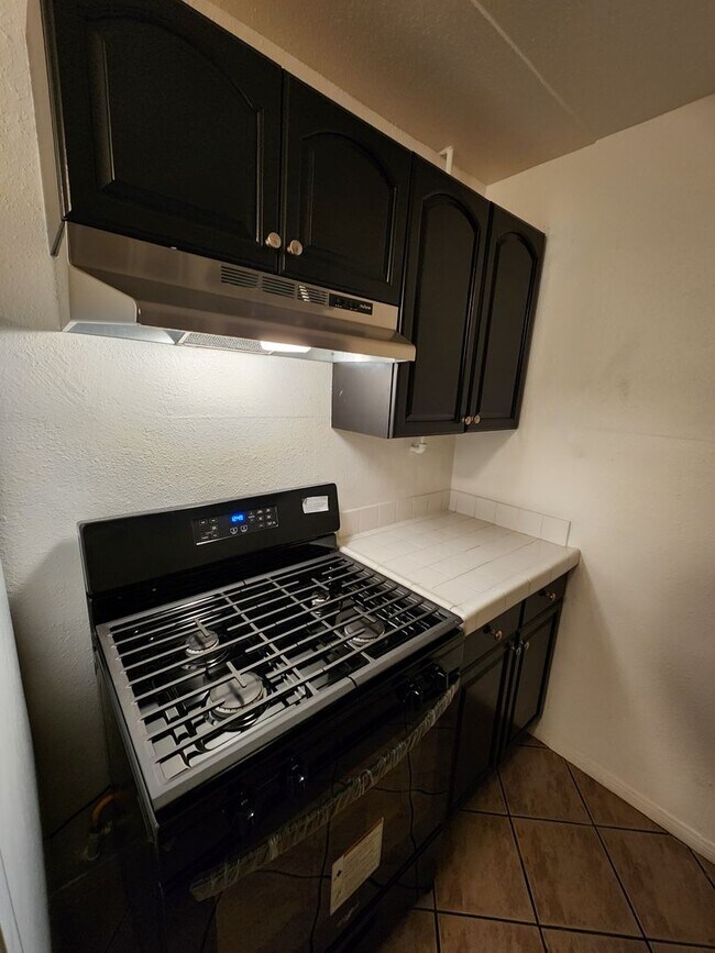 Building Photo - LARGE 1 BEDROOM WITH PRIVATE PATIO