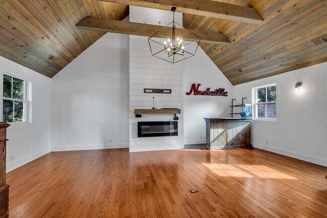 Building Photo - Great price for a huge house! CHARMING Sylvan Heights home 4 Bed 4 Bath. Beautiful private backya...