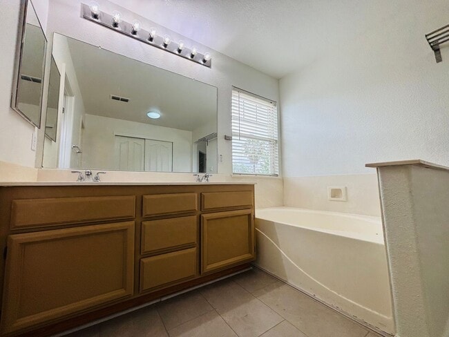 Building Photo - Stunning Four Bedroom Three Bathroom Home in Folsom