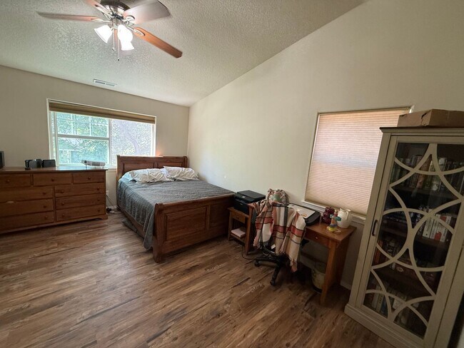 Building Photo - Fantastic 3 Bed/2.5 Bath Single Family Home in SE Bend