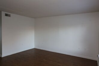 Building Photo - Spacious Townhome Available Today!