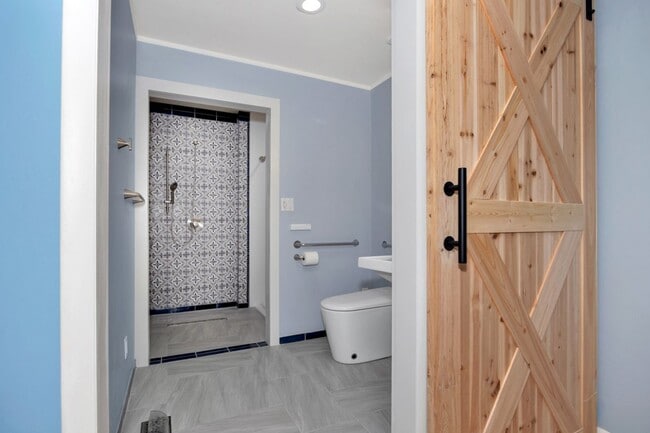 Building Photo - Spacious & Charming in Scottsboro!