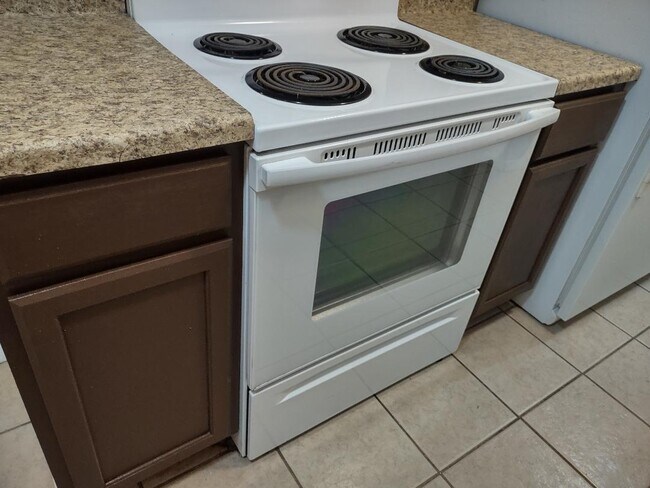 Building Photo - 890 Quadrilla St