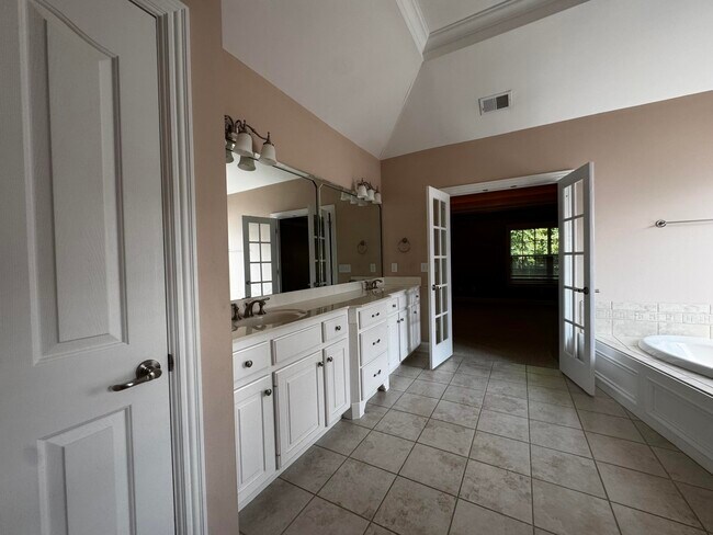 Building Photo - 3120 Hemingway Ln
