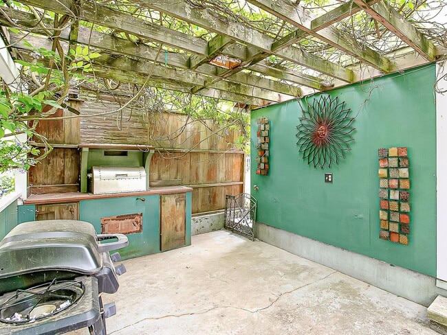 Building Photo - Amazing vintage 2-bdrm/2-bath Cully home—Giant garden, detached art studio, great location