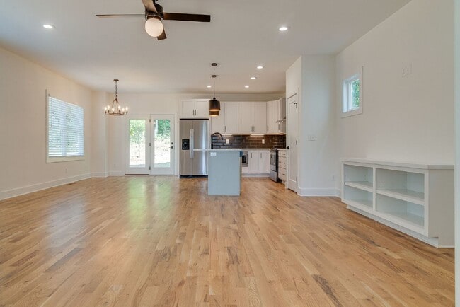 Building Photo - Amazing 3 bed 2.5 w/fenced yard. 10 min fr...