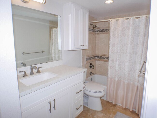 Building Photo - RARE Offering 2BD/2BA - Condo of secured building in highly sought after Boutique Bella Capri bui...