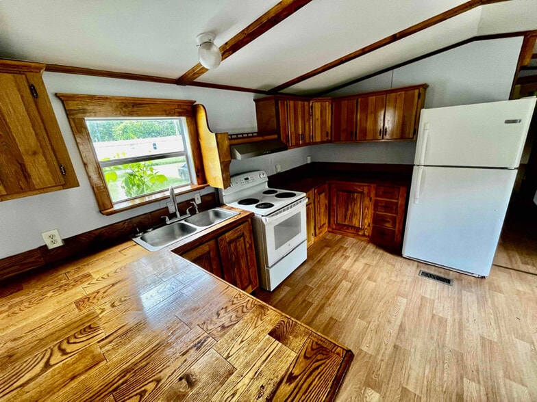 Building Photo - 1038 Maple Dr