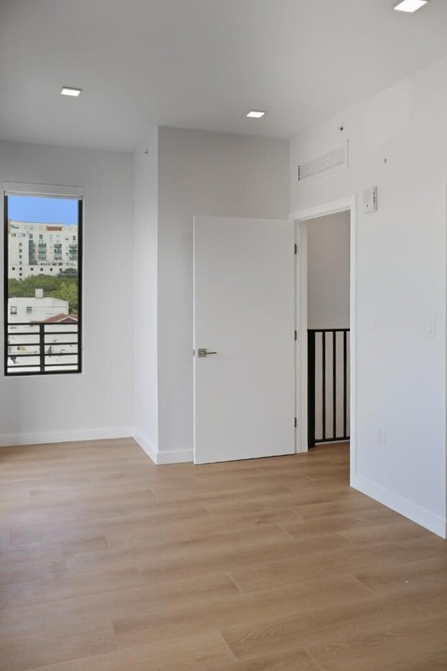 Building Photo - 1376 SW 4th St