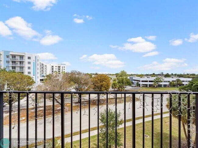 Building Photo - 310 Fontainebleau Blvd