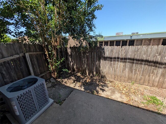 Building Photo - 7800 Northcrest Blvd