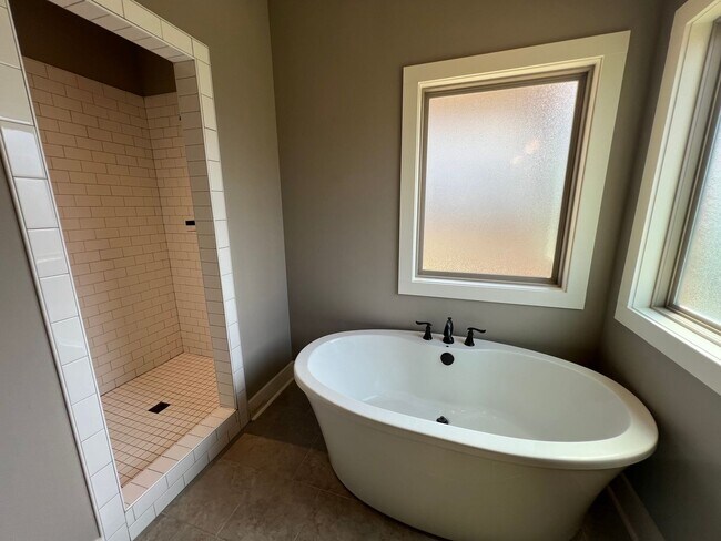 Building Photo - Beautiful Brick Home in Mimms Trail