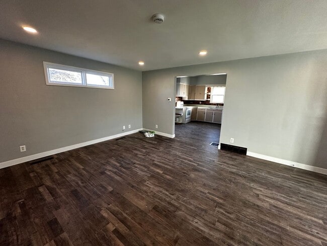 Building Photo - 1946 St Lawrence Ave