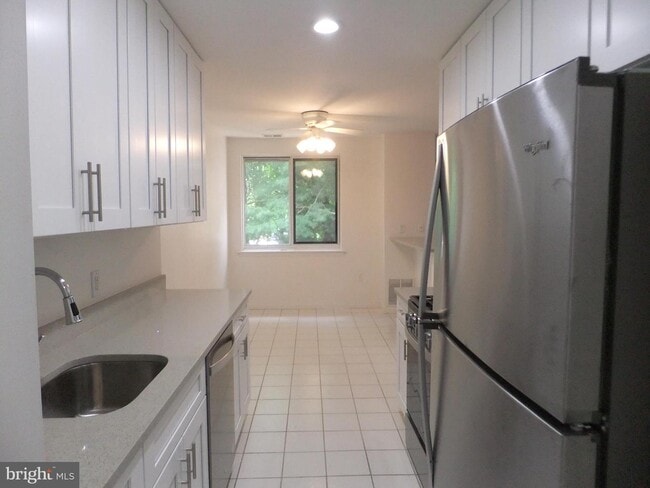 Building Photo - 1650 Oakwood Dr