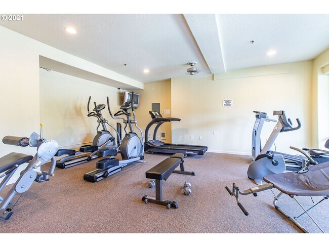 Building Photo - Well-Designed Condo with Dual Primary Suites, Vaulted Ceilings & Community Clubhouse