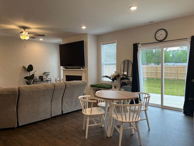 Building Photo - Lovely Energy Efficient Home In Smithfield...
