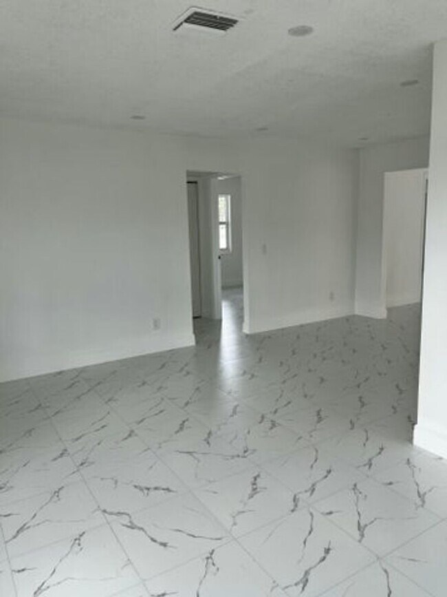 Building Photo - 2747 Summit Blvd