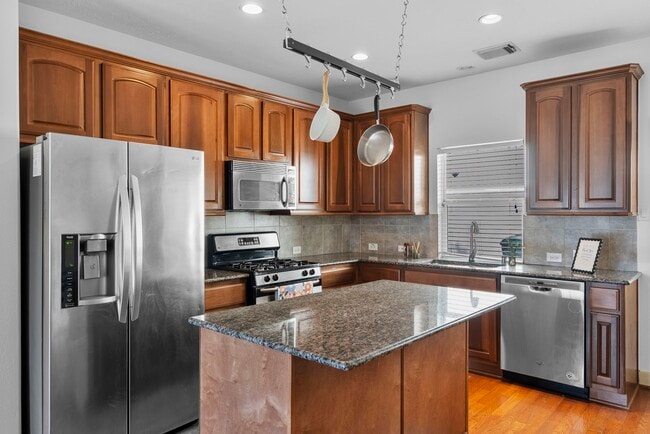 Building Photo - 313 Hogan St