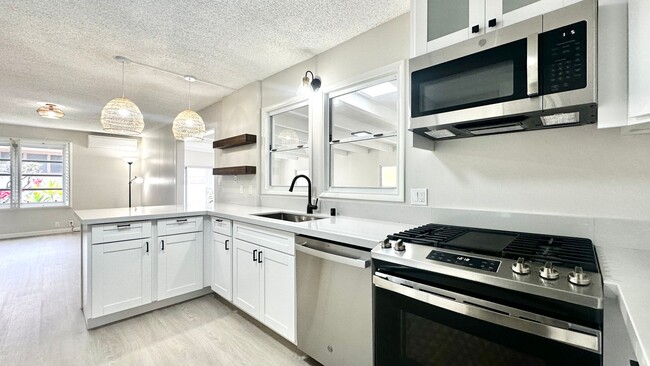 Building Photo - NEWLY RENOVATED 4 BED/2.5 BATH w/ Garage, ...