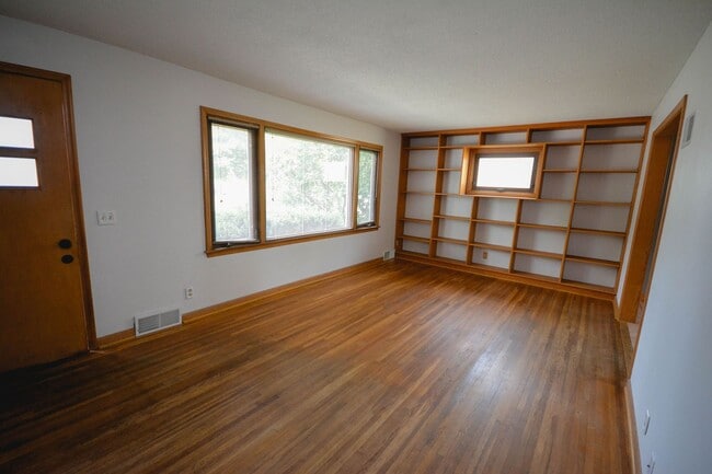 Building Photo - Beautiful 2-story home in Slatterly Park neighborhood!