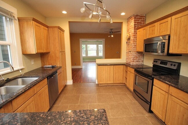 Building Photo - 3824 N Kerby Ave