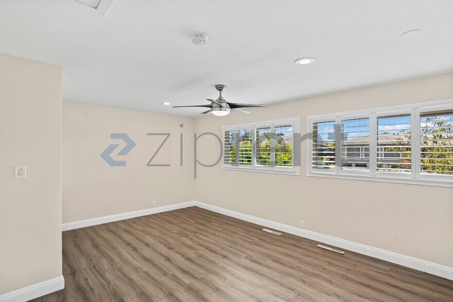 Building Photo - Unit