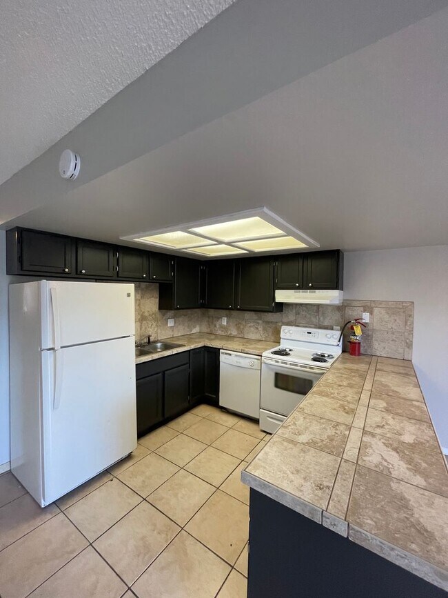 Building Photo - 922 Teal Ct