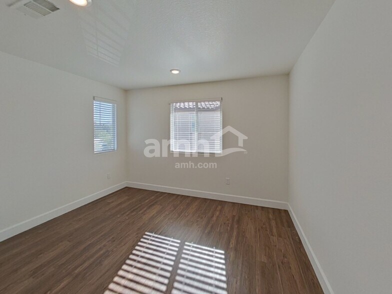 Building Photo - 696 N Water St