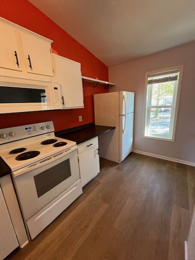 Building Photo - F2548