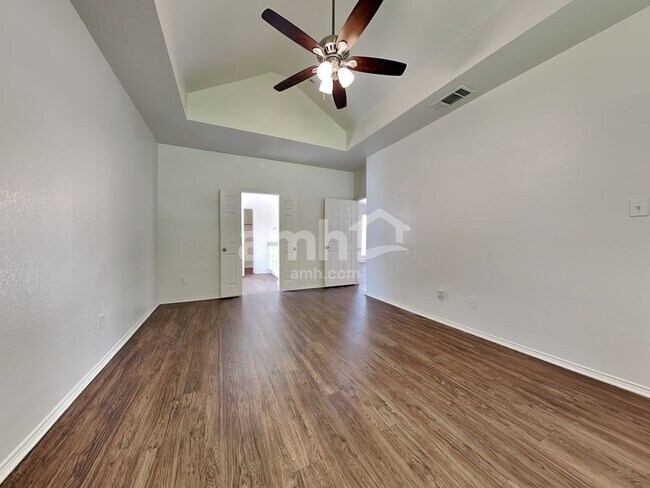 Building Photo - 1745 Cresthill Dr