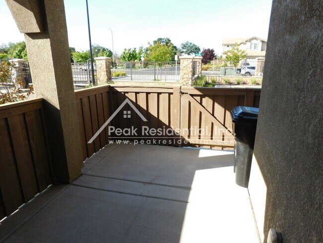 Building Photo - Beautiful Newer Roseville 3bd/2.5ba Home i...