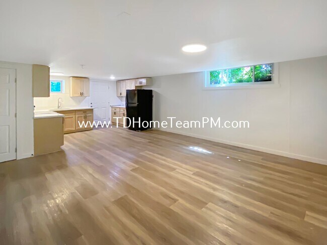 Building Photo - Charming 2-Bedroom Ground Floor Duplex wit...