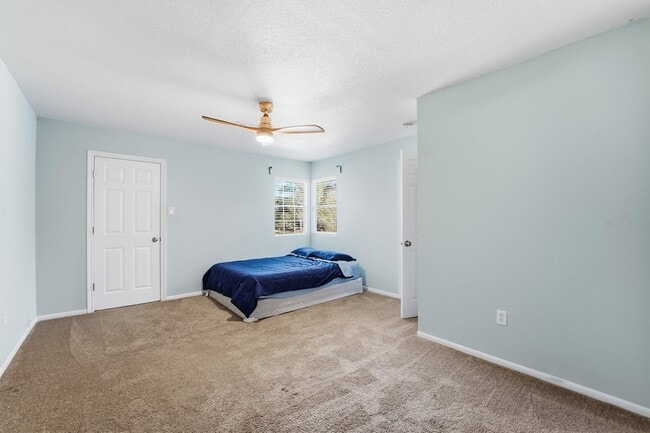 Building Photo - 13392 Southshore Dr