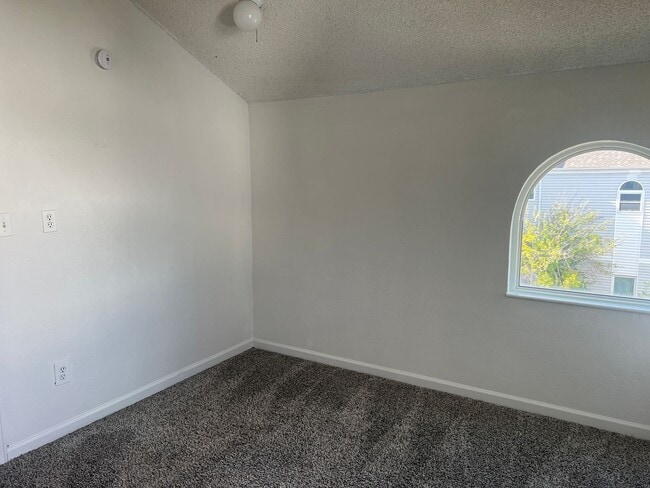 Building Photo - Spacious 3 Bed, 2 Full Bath Townhome near the Highline Canel!