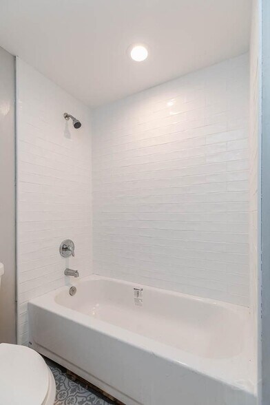 Building Photo - 2200 N Kenneth Ave