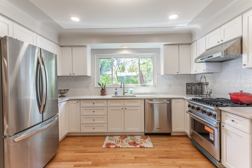 Building Photo - 906 Putney St