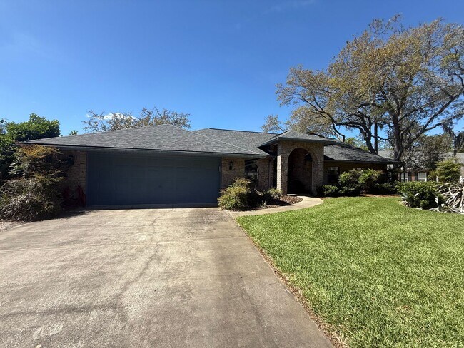 Building Photo - Beautiful 3 bedroom 2.5 bathroom pool home