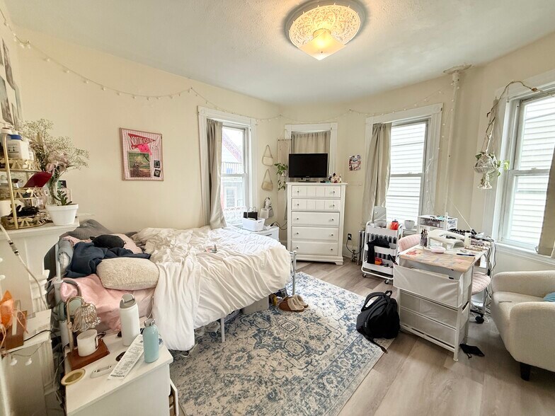 Building Photo - 55 Hillside St