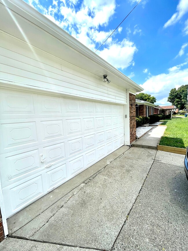 Building Photo - 7802 Brownwood Dr