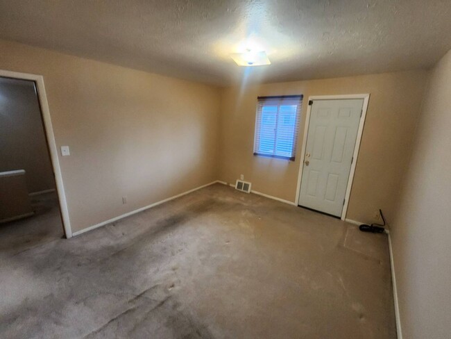 Building Photo - Charming 2-Bedroom Property in Prime Location